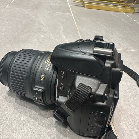 Nikon D5000 DSLR camera - Picture 6 of 8